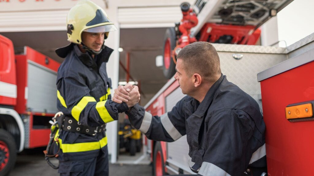 Fellow fireman cheering up colleague | Un collègue pompier encourage un collègue